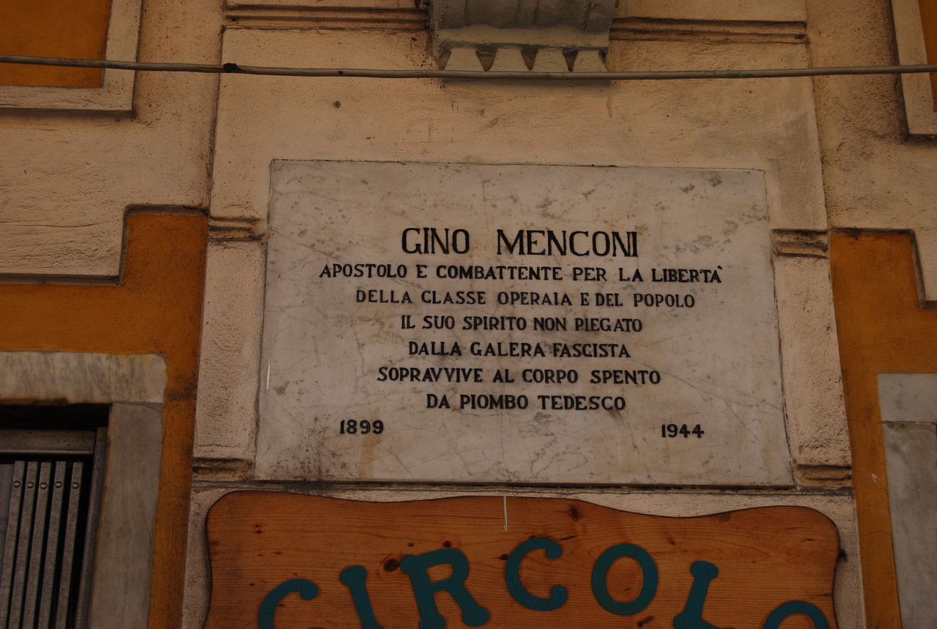 Lapide commemorativa di Gino Menconi, apostolo della libertà e combattente per i diritti della classe operaia.