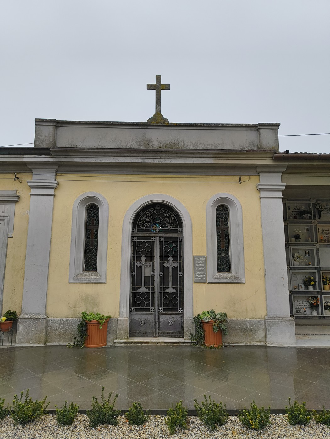 Sacrario dedicato alle vittime dell'eccidio del Padule di Fucecchio, luogo di memoria e commemorazione.