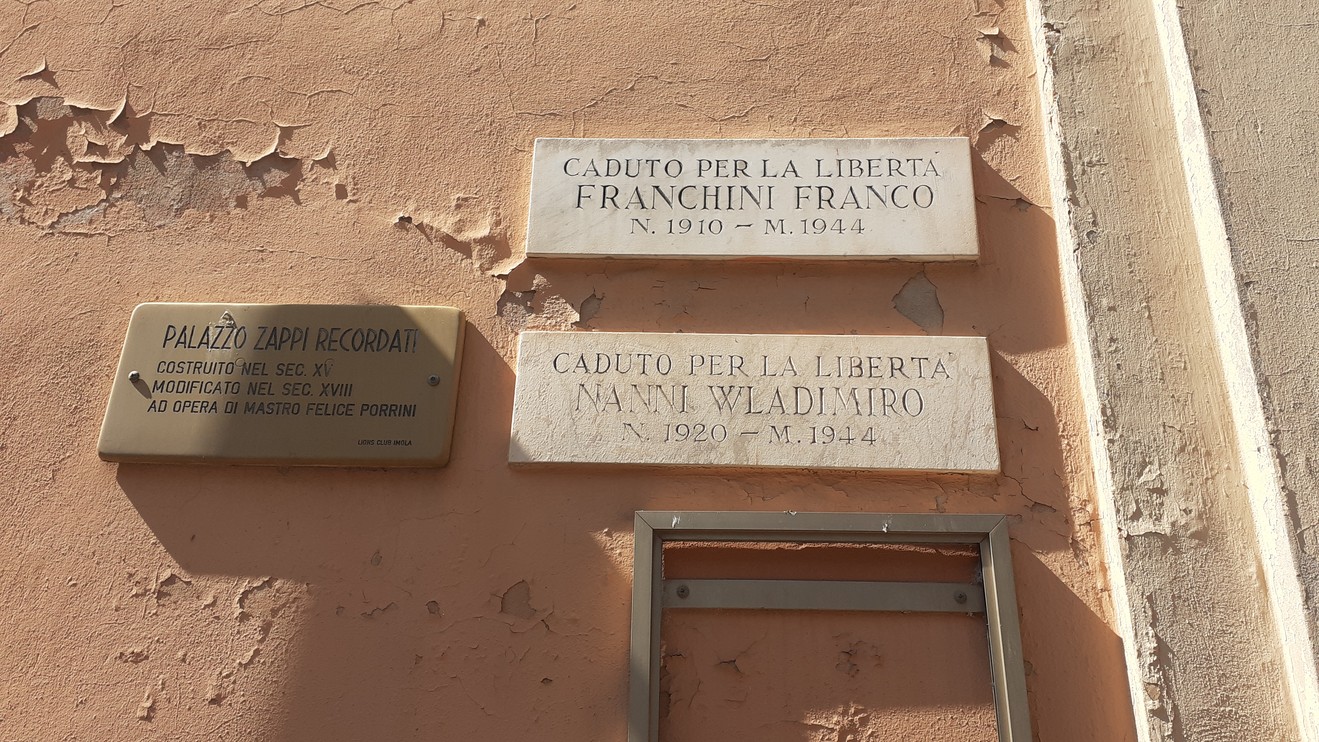 Lapidi commemorative di Franchini e Nanni, ricordano il sacrificio per la libertà.