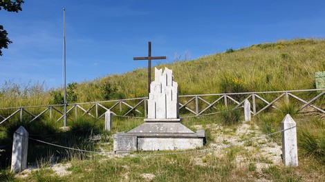 Monumento ai martiri delle Pratarelle, commemorazione in un paesaggio naturale.