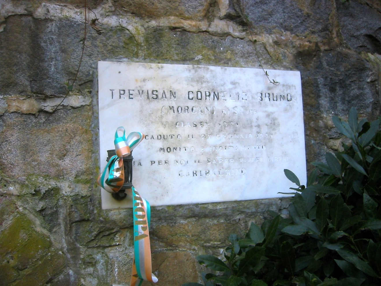 Lapide commemorativa a Trevisan, in onore del sacrificio di un caduto sul campo.