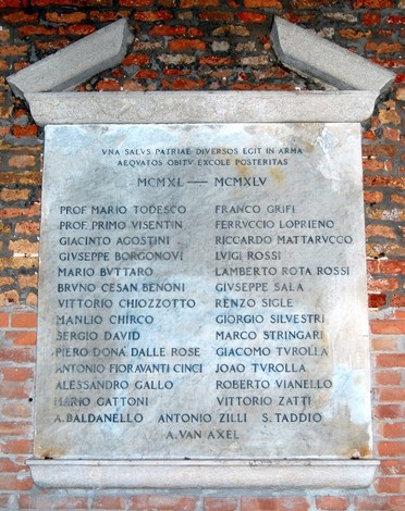 Lapide commemorativa dedicata ai caduti del liceo Foscarini, con nomi di giovani eroi.