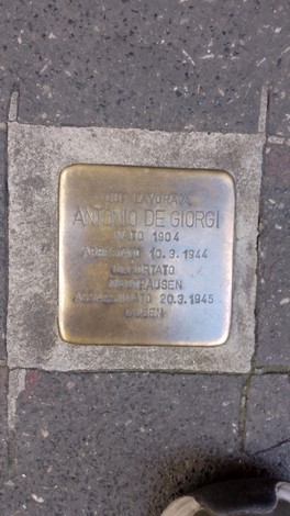 Pietra d'inciampo commemorativa dedicata ad Antonio De Giorgi, vittima dell'olocausto.