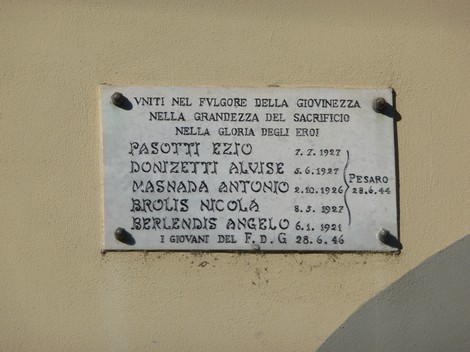 Lapide commemorativa ai caduti antifascisti di Porta Dipinta, con nomi e date di persone onorate.