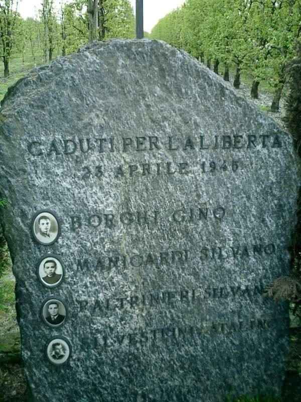 Cippo commemorativo per i caduti, con i nomi di Borghi, Manicardi, Paltrinieri e Silvestrini.