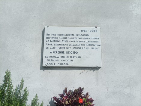 Lapide commemorativa dedicata ai quaranta partigiani catturati durante il rastrellamento nazifascista.
