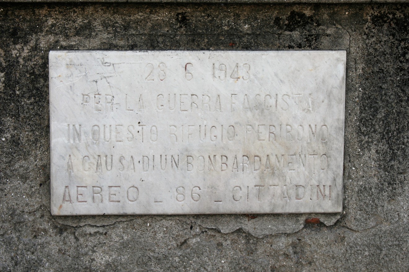 Lapide commemorativa che ricorda le vittime di un bombardamento aereo nel 1943.