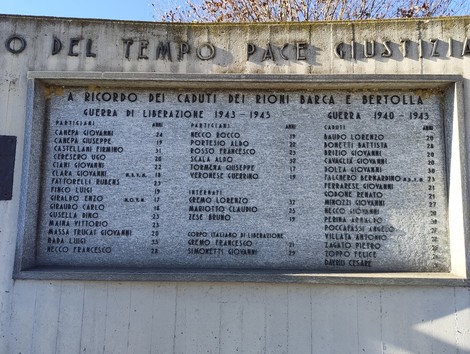 Monumento commemorativo ai caduti di Barca e Bertolla con nomi e date della guerra 1940-1945.