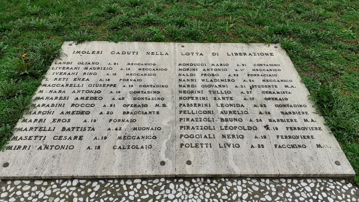 Monumento al Partigiano: commemorazione dei caduti nella lotta di liberazione, con nomi incisi su una lapide.