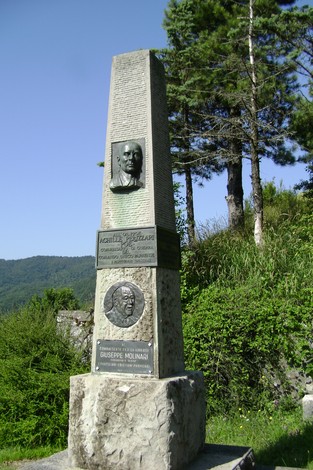 Monumento della Cisa: monumento commemorativo dedicato a Giuseppe Molinari, immerso nella natura.