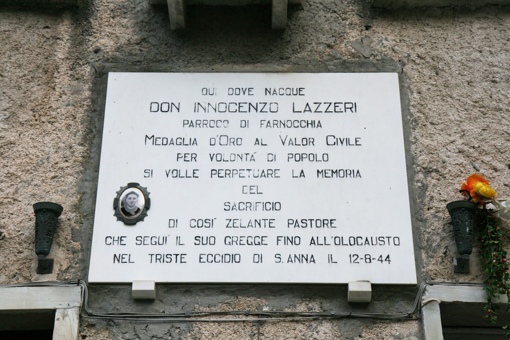 Lapide commemorativa e busto dedicati a Don Lazzeri, parroco di Farnocchia, insignito della Medaglia d'Oro al Valor Civile.