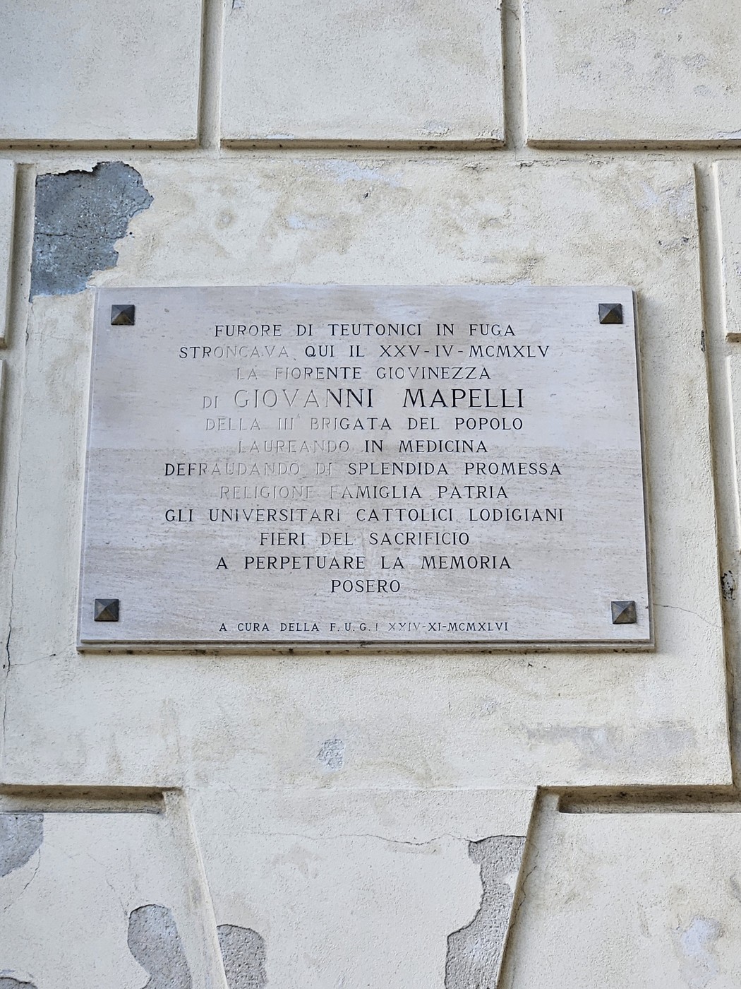 Lapide commemorativa di Giovanni Mapelli a Mapelli, in onore del suo sacrificio e del servizio alla patria.