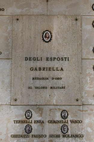 Sacrario dei Caduti Partigiani, commemorazione con nomi e riconoscimenti per il valore militare.