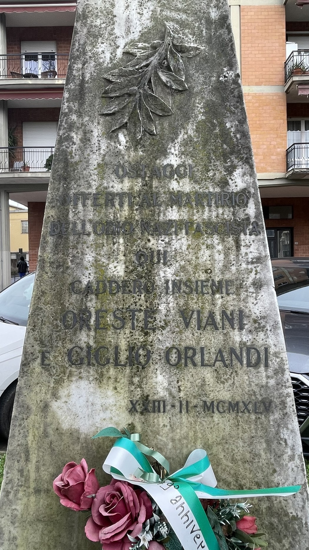 Cippo commemorativo dedicato a Oreste Viani e Giglio Orlandi, ricordo di un'importante memoria storica.