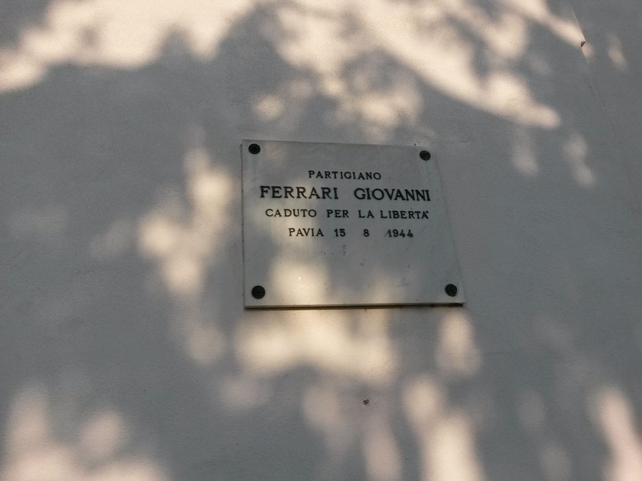 Lapide commemorativa in onore di Giovanni Ferrari, partigiano caduto per la libertà a Pavia nel 1944.