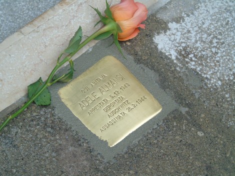 Pietra d'inciampo dedicata ad Adele Almansi, commemorazione di una vittima della deportazione e dell'assassinio.