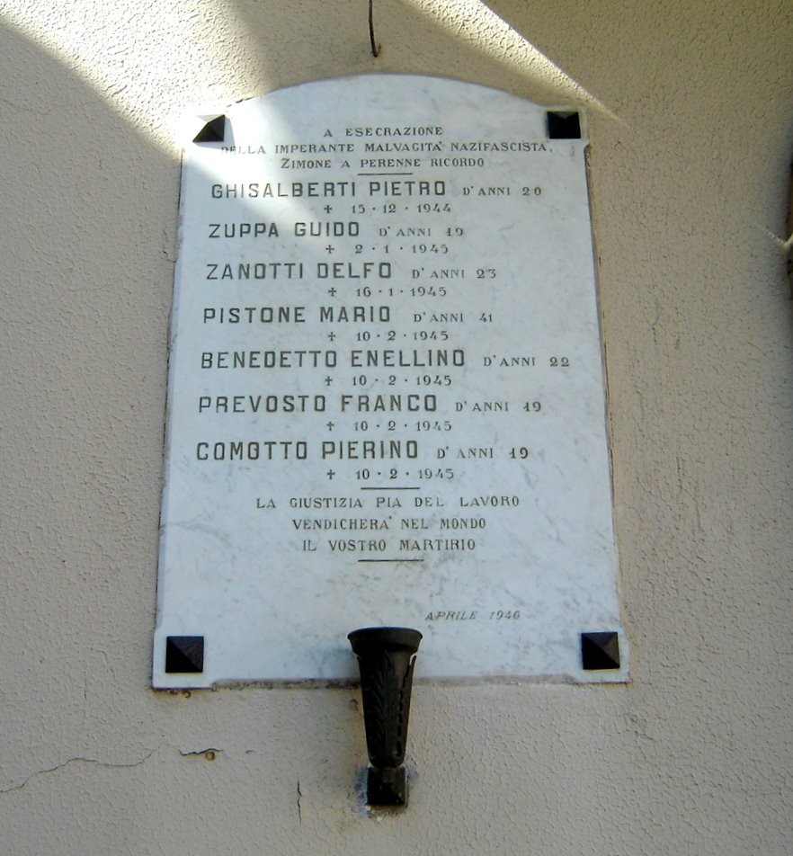 Lapide commemorativa in onore dei caduti della Liberazione, con nomi e date di coloro che hanno combattuto.