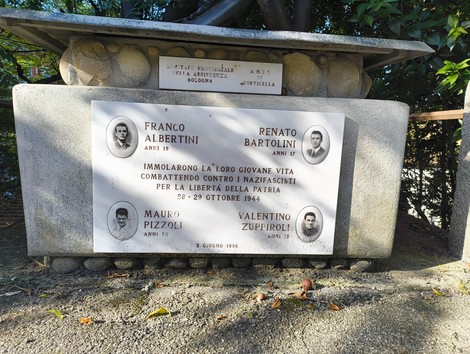 Monumento commemorativo dedicato a Bartolini, Pizzoli, Zuppiroli e Albertini, eroi della resistenza contro il nazifascismo.