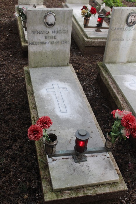Tombe perpetue decorate con fiori e candele, commemorano i caduti per la Libertà.