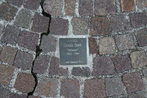 Pietre d'inciampo dedicate ai partigiani, commemorano la memoria di chi ha combattuto per la libertà.