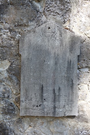 Vecchi sepolcri nel cimitero di San Martino, testimonianze storiche di un luogo di riposo.