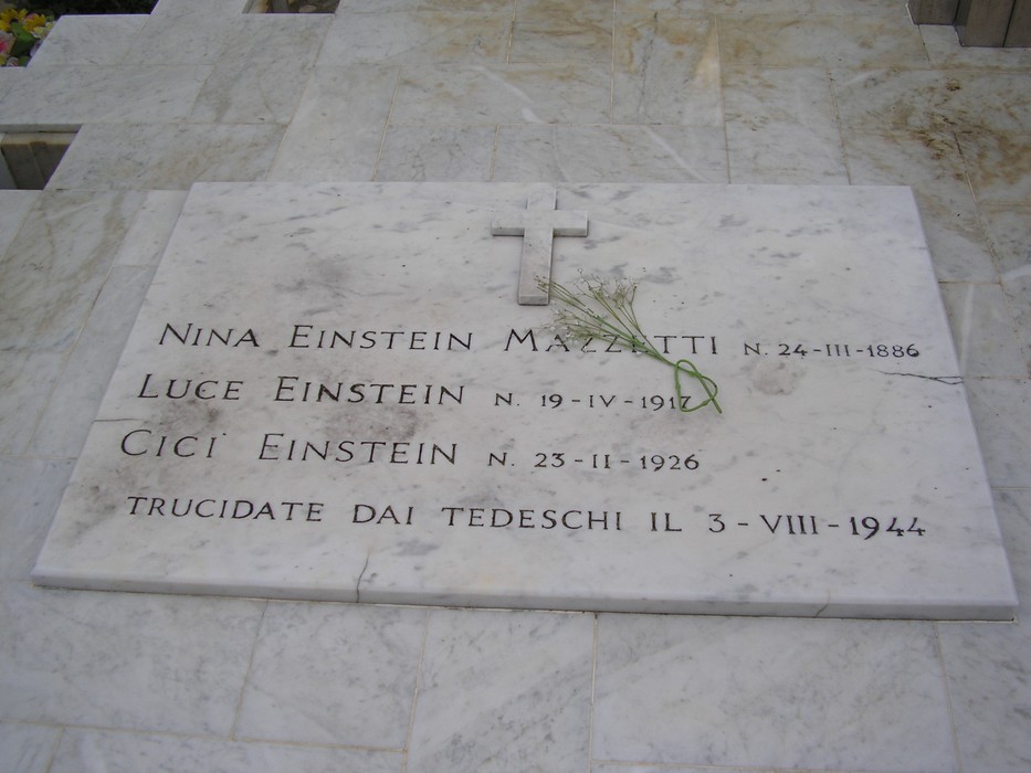 Sepolcro della famiglia Einstein-Mazzetti, con lapide commemorativa su marmo e croce.