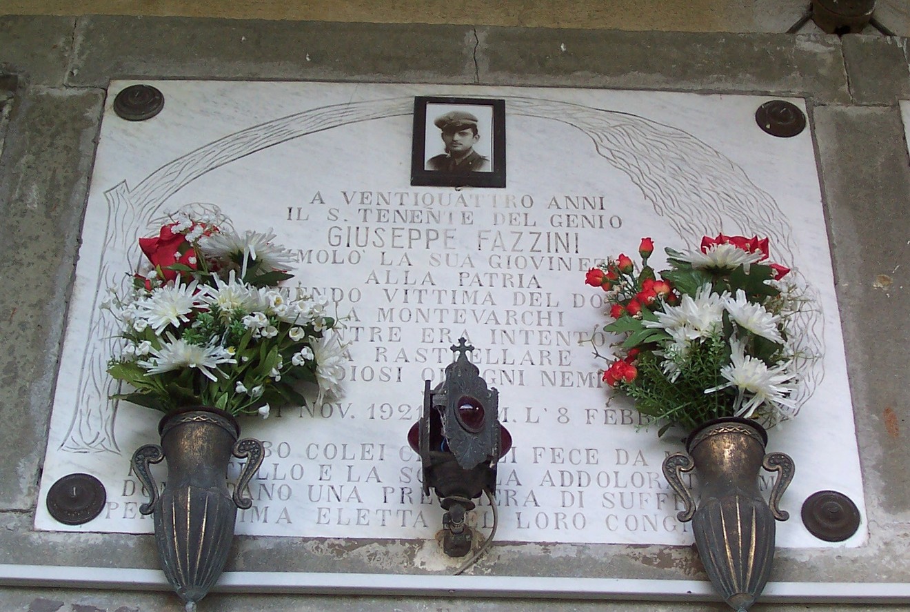 Sepolcro di Giuseppe Fazzini, decorato con fiori e monumento commemorativo, rappresenta un tributo alla memoria.