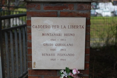 Cippo commemorativo dedicato a Montanari, Gnudi e Benassi, in memoria della loro lotta per la libertà.