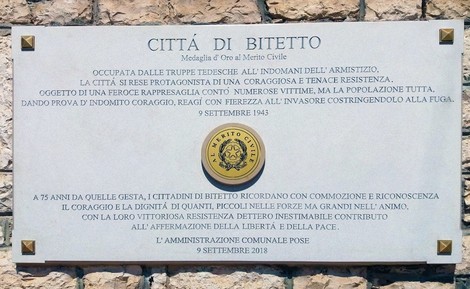 Lapide commemorativa che celebra la Resistenza a Bitetto, onorando il coraggio e i sacrifici dei suoi cittadini.
