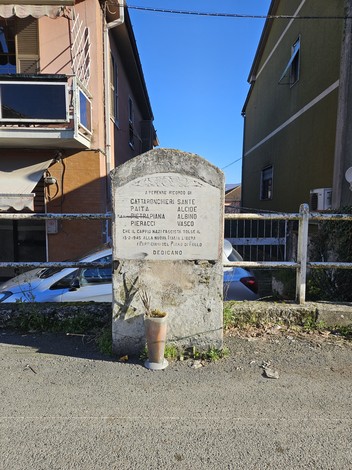 Cippo commemorativo a Gattoronchieri, con i nomi di Paita, Pietrapiana e Pieracci su sfondo urbano.
