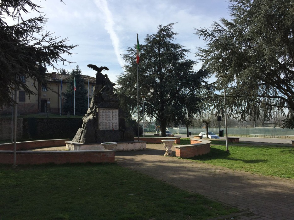 Monumento ai Caduti a Copiano, un tributo alla memoria dei valorosi, immerso nel verde di un parco.