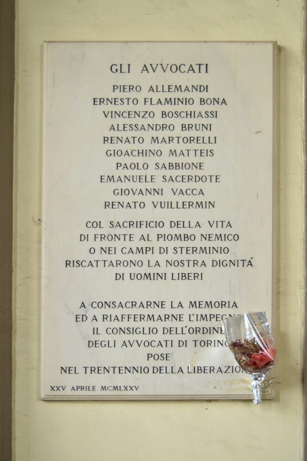 Lapide commemorativa dedicata agli avvocati caduti o internati, con nomi e messaggio di ricordo.