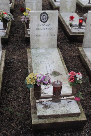 Tombe perpetue decorate con fiori e candele, commemorano i caduti per la Libertà.