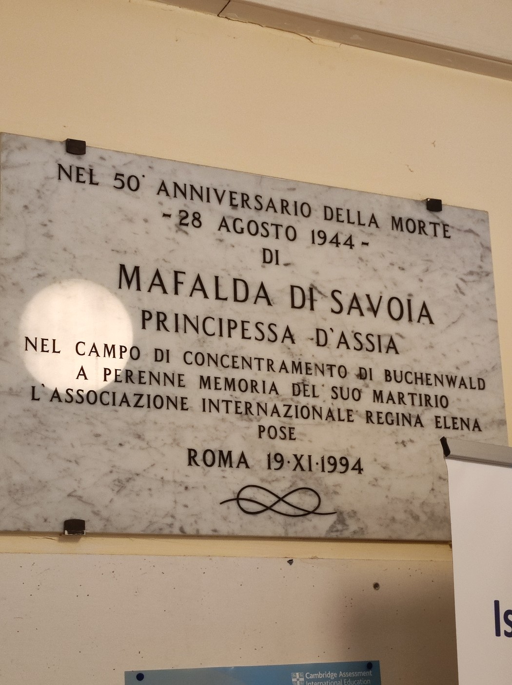 Lapide commemorativa di Mafalda di Savoia, principessa d'Assia, nel 50° anniversario della sua morte.