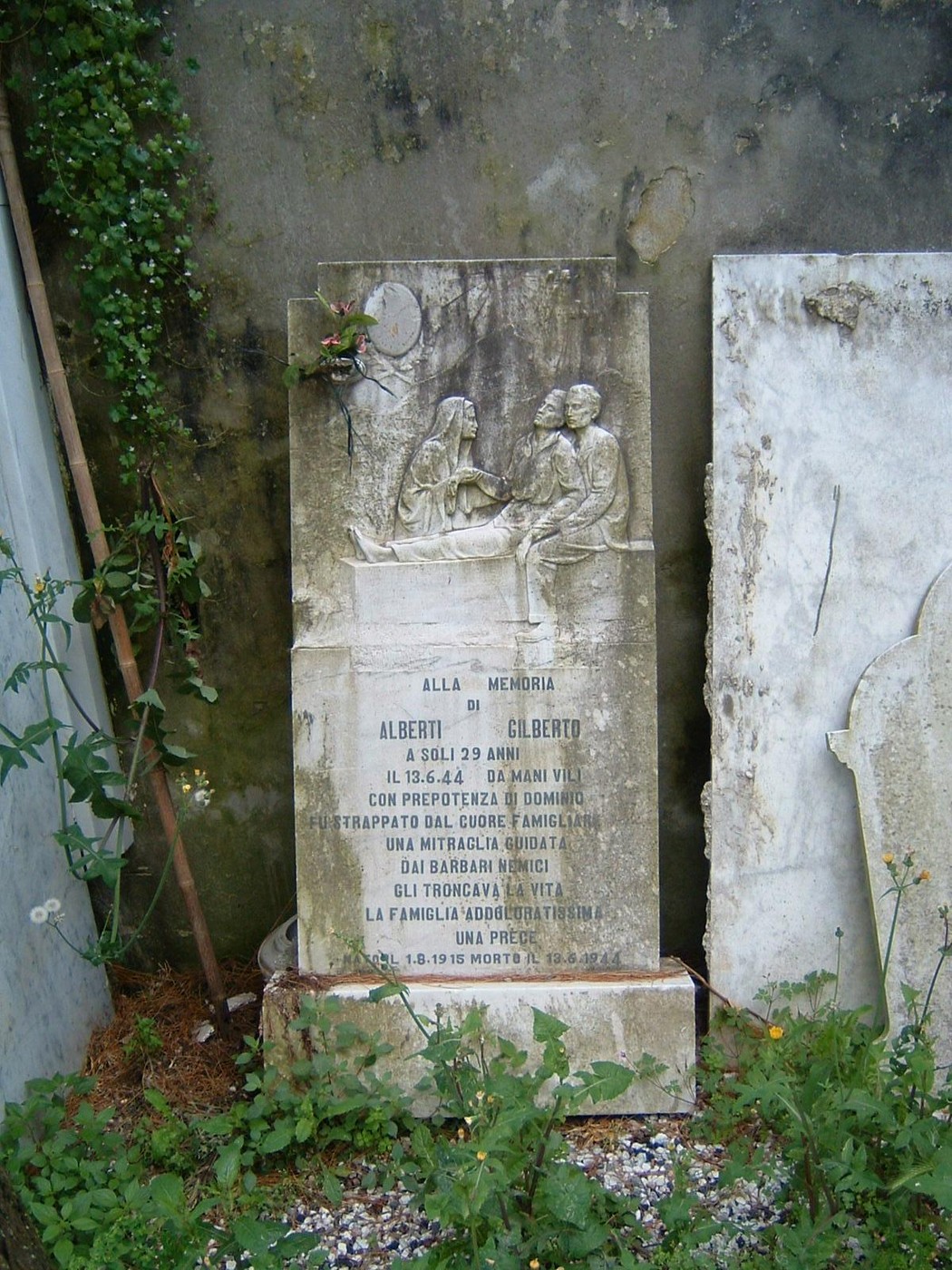 Sepolcro di Alberti, marmo con incisioni, rappresenta la commemorazione e la memoria della famiglia.