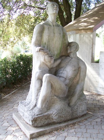 Monumento dell'eccidio di Meleto, commemorazione delle vittime con scultura simbolica.