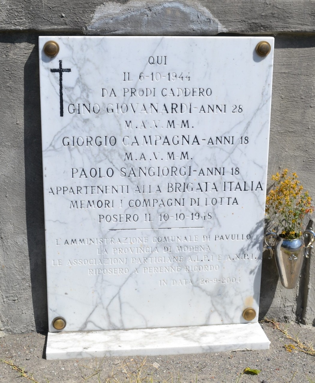 Lapide commemorativa per Gino Giovanardi, Giorgio Campagna e Paolo Sangiorgio, caduti nella lotta partigiana.
