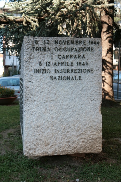 Monumento commemorativo per la Medaglia d'Oro con date significative per la storia di Carrara.