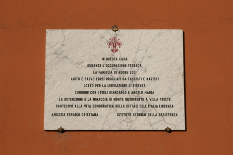 Lapide commemorativa in onore della famiglia Zoli e del loro contributo durante l'occupazione tedesca.