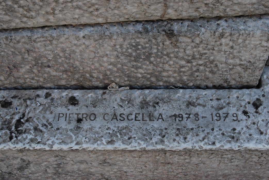 Monumento alla Resistenza, opera dell'artista Pietro Cascella, simbolo di lotta e commemorazione storica.