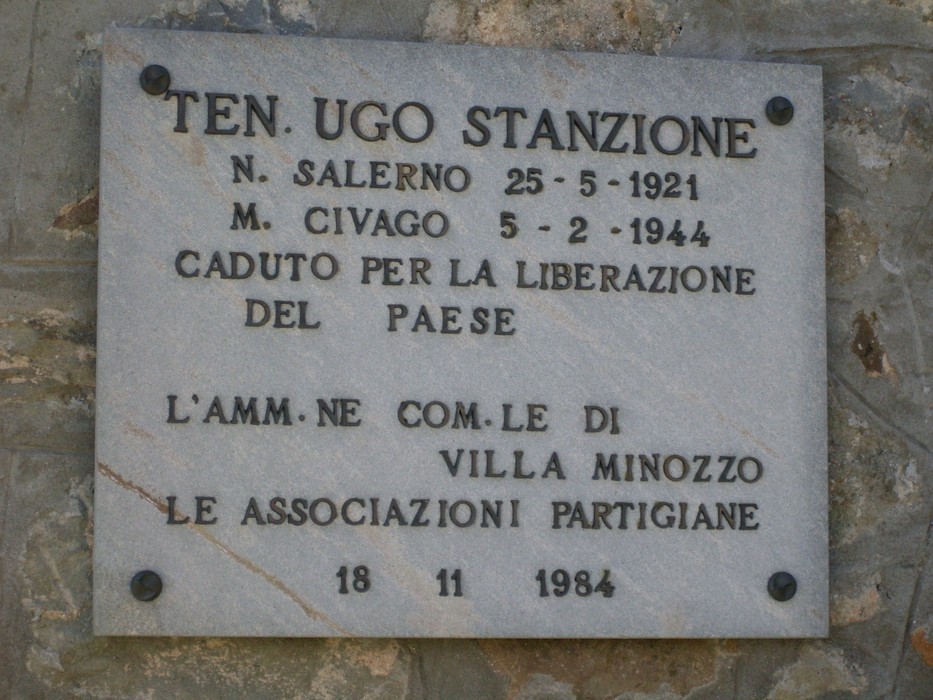 Lapide commemorativa dedicata a Ugo Stanzione, caduto per la liberazione del paese nel 1944.