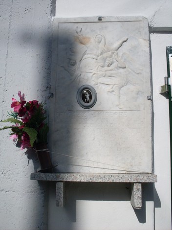 Lapide commemorativa a Bragazzi, con decorazioni floreali e rilievi in marmo.