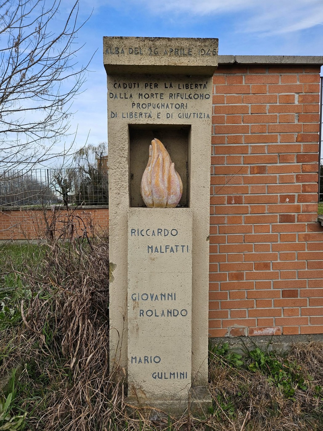 Cippo commemorativo dedicato ai martiri della libertà, con i nomi di Malfatti, Rolando e Gulmini.