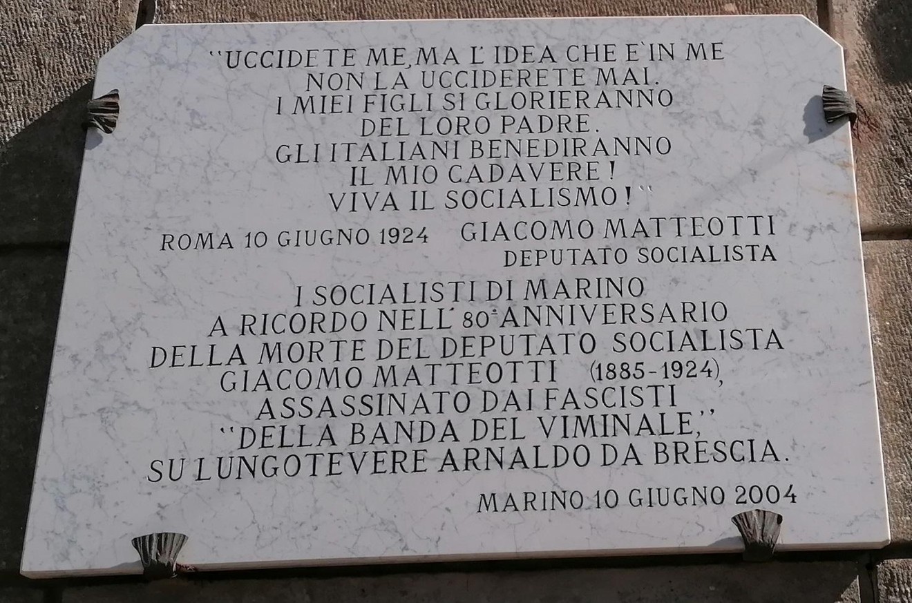Lapide commemorativa di Giacomo Matteotti, onore al deputato socialista assassinato dai fascisti nel 1924.