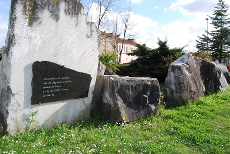Rocce e verde al Parco della Resistenza di Caniparola, un luogo di memoria e riflessione.