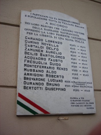 Lapide commemorativa ai partigiani e internati, onora i martiri della lotta per la libertà in Italia.