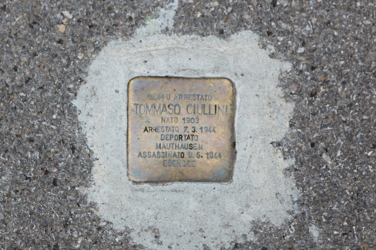 Pietra d'inciampo dedicata a Tommaso Ciullini, simbolo della memoria storica e della sofferenza vissuta.