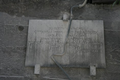 Lapide commemorativa alle cave di Fantiscritti, in memoria dei lavoratori artigiani.