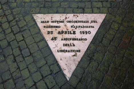 Monumento commemorativo per le vittime omosessuali del razzismo nazifascista, evidenziato da una forma triangolare.