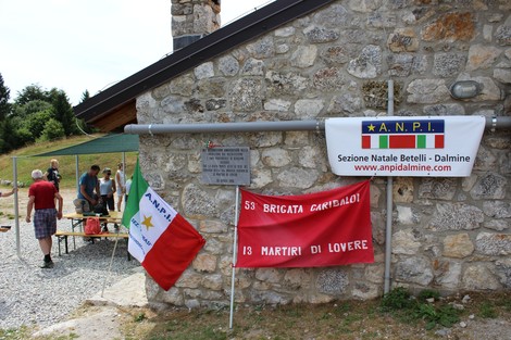 Lapide commemorativa della 53a brigata Garibaldi presso la baita Monte Alto, con bandiere e organizzazione ANPI.